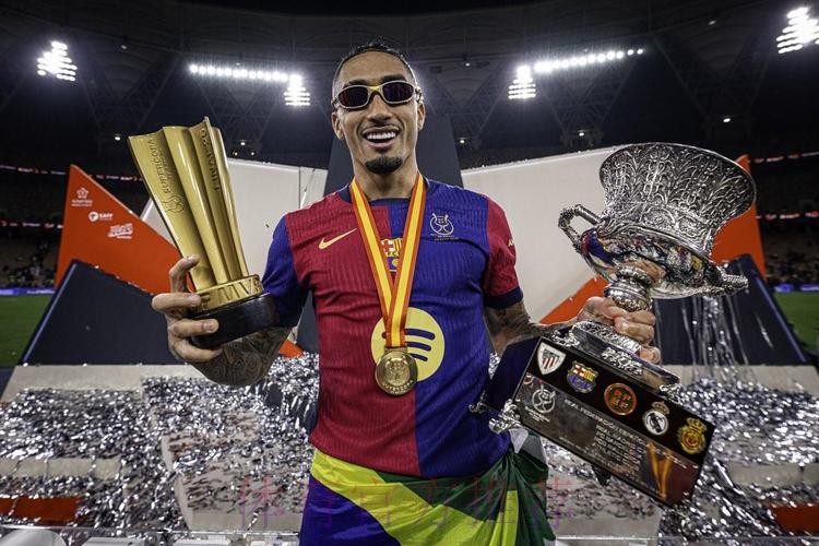 拉菲尼亚与弗里克的拥抱:巴萨复兴路上的温情注脚 拉菲尼亚与弗里克的拥抱:巴萨复兴路上的温情注脚